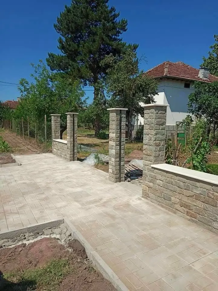 Muret en pierre et allée dallée