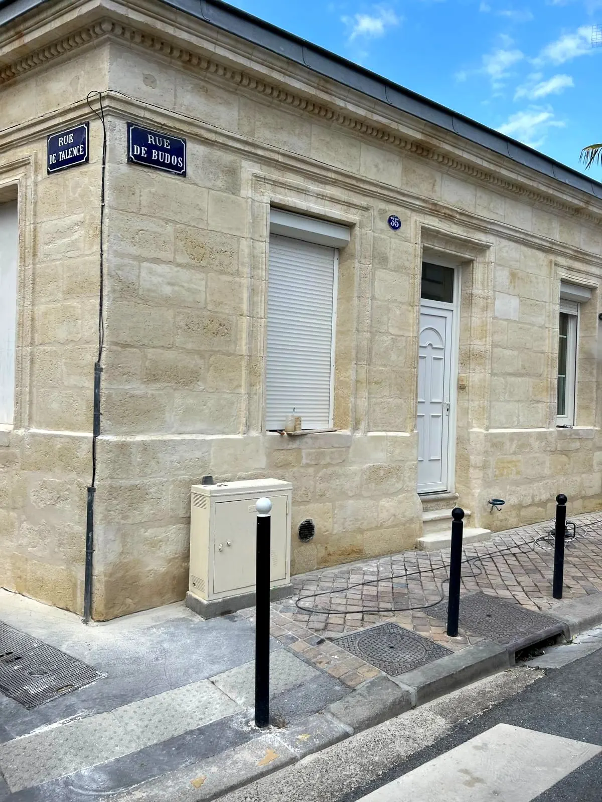 Façade en pierre — angle rénové