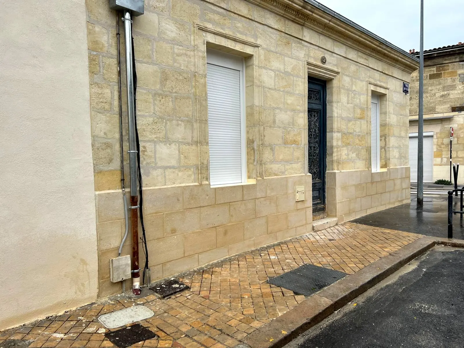 Façade en pierre — porte ornée
